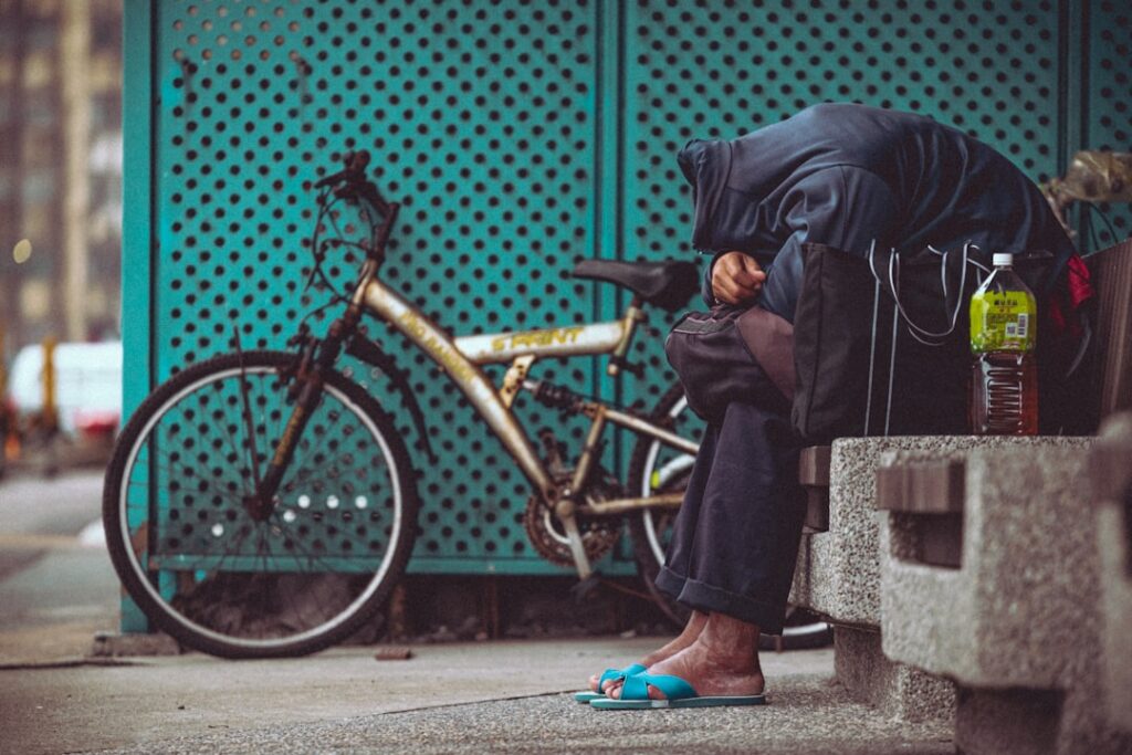 entdecken sie den teufelskreis von krankheit und arbeit: ursachen, auswirkungen und strategien zur bewältigung von arbeitsbedingten erkrankungen.